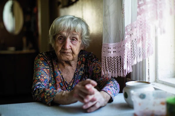 Portrait Elderly Woman Sitting Kitchen — Stock Photo, Image