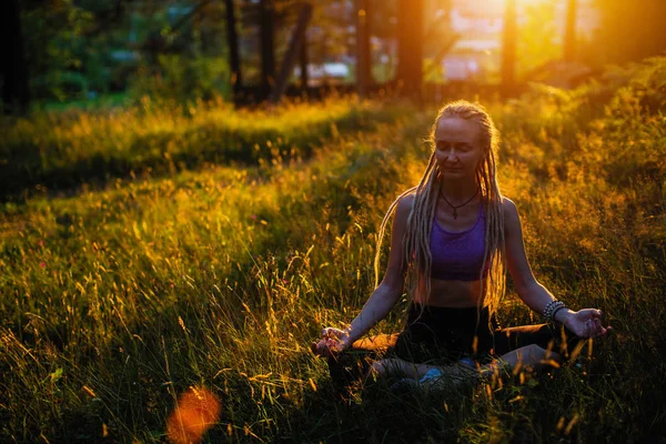 Donna Yoga Una Radura Pittoresca Una Foresta Verde — Foto Stock