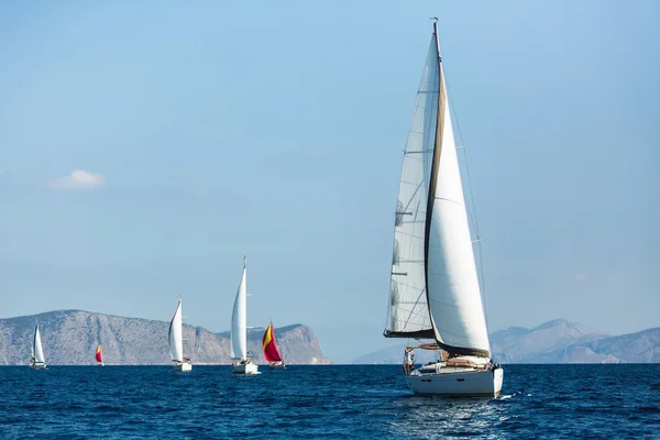 帆船参加爱琴海的帆船赛艇赛马会 冒险和豪华假期 — 图库照片