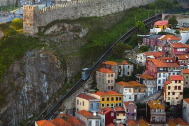 Porto, Portekiz tarihi merkezinde eski evlerin görünümü.