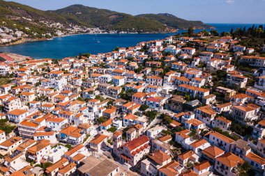 Poros Adası, Ege Adaları, Yunanistan evlerin havadan görünümü. 