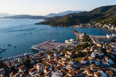Ege Adaları, Yunanistan, Poros yaht limanının havadan görünümü.