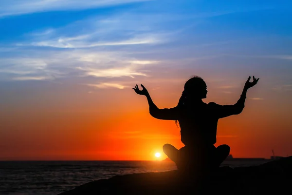 Silueta Yoga Mujer Meditando Playa Del Océano Durante Increíble Atardecer —  Fotos de Stock