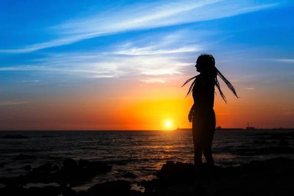 Silhouet Van Een Jonge Vrouw Kust Van Zee Tijdens Prachtige — Stockfoto