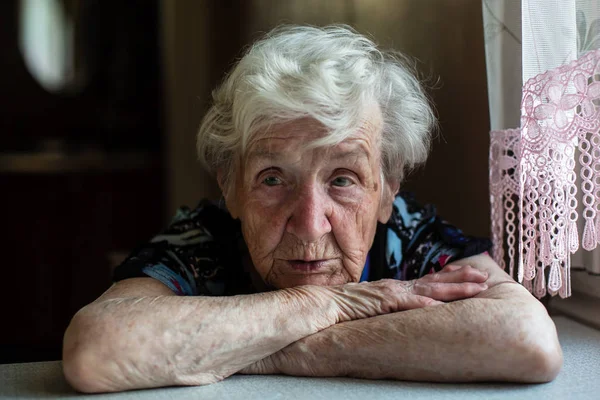 Masada Oturan Evinin Mutfağında Emekli Yaşlı Kadın — Stok fotoğraf