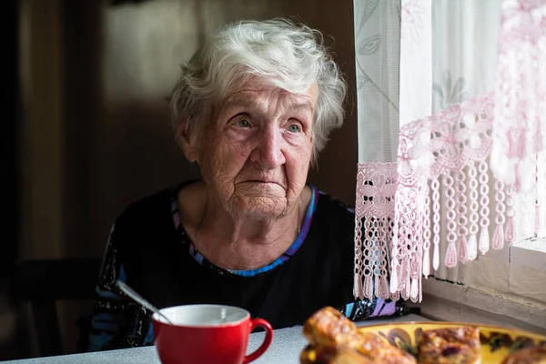 Anziana Pensione Nella Cucina Casa Sua Seduta Tavola — Foto Stock