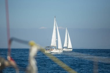 Methana, Yunanistan - 7 Ekim 2018: Denizciler 20 Ellada sonbahar 2018 Yunan Adası arasında grup Ege Denizi'nde Cyclades ve Saronic Gulf Yelkenli katılmak.