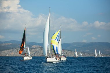 Ermioni, Yunanistan - 8 Ekim 2018: Denizciler 20 Ellada sonbahar 2018 Yunan Adası arasında grup Ege Denizi'nde Cyclades ve Saronic Gulf Yelkenli katılmak.