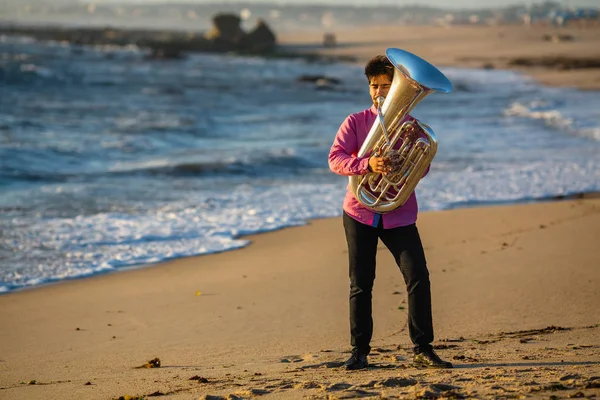 Muzyk Grający Tuba Nad Morzem — Zdjęcie stockowe