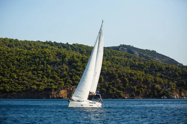 在希腊爱琴海航行豪华游艇 — 图库照片