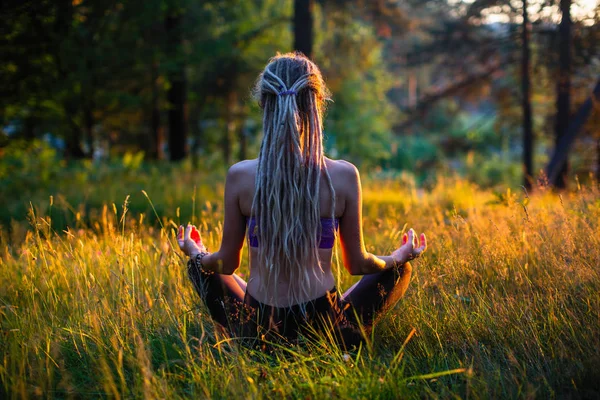 Yoga Kadın Siluet Lotus Içinde Poz Üzerinde Yeşil Bir Ormandaki — Stok fotoğraf