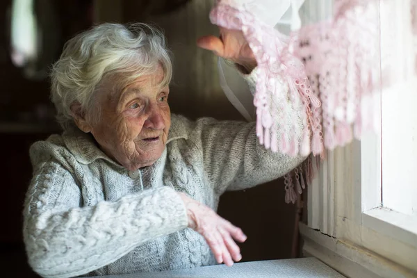 Mujer Mayor Pelo Gris Mira Por Ventana — Foto de Stock