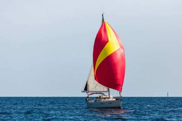 Zeiljacht Met Kleurrijke Heldere Gennaker Regatta Egeïsche Zee Griekenland — Stockfoto