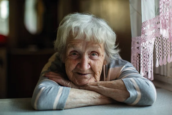 Retrato Una Mujer Rusa Jubilada Sentada Mesa Casa Fotos De Stock Sin Royalties Gratis