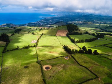 San Miguel Adası'nın yeşil alanlar ve sahil şeridi Atlantica, Azores, Portekiz havadan görünümü. 