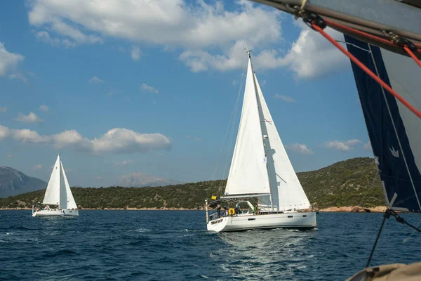 希腊波罗斯 梅萨纳 2018年10月11日 水手们参加了2018年在爱琴海 基克拉迪斯和萨罗尼克湾举行的希腊岛屿群的帆船帆船帆船比赛 — 图库照片