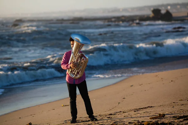 Giovane Musicista Che Suona Tuba Sulla Costa Del Mare — Foto Stock