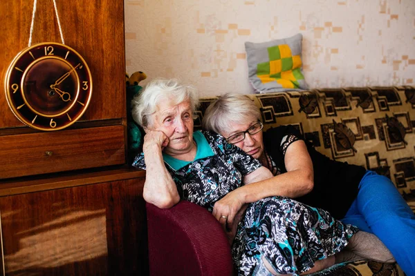 Mulher Idosa Sua Casa Com Filha Adulta — Fotografia de Stock