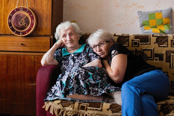 Ηλικιωμένη Γυναίκα Στο Σπίτι Του Την Κόρη Του Ενήλικα — Φωτογραφία Αρχείου