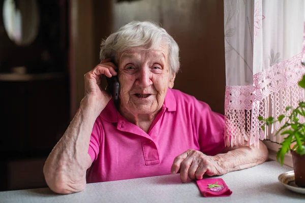 Anciana Mayor Mujer Habla Teléfono Móvil — Foto de Stock