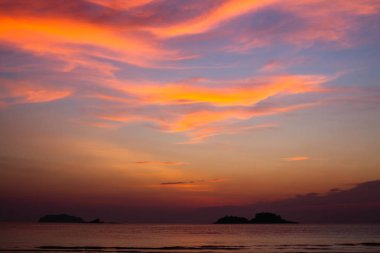 Güzel gökyüzü bulutlu şaşırtıcı günbatımı sırasında.