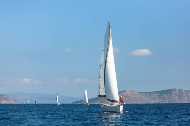 Lüks yat tekne yelkenli yelken Ege Denizi, Yunanistan.