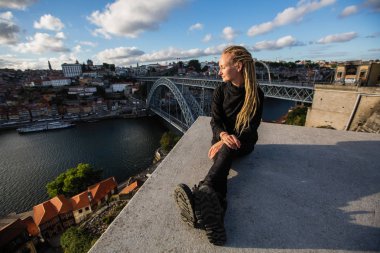 Kadın Dom ben köprü, Luis Douro nehir, Porto, Portekiz karşısında görüntüleme platformu üzerinde dreadlocks ile.