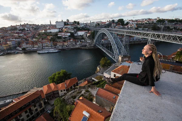 展望台 ルイス ポルト ポルトガル ドウロ川の反対側にドレッドヘアを持つ女性 — ストック写真