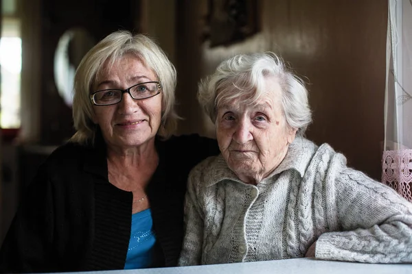 Yetişkin Kızıyla Birlikte Yaşlı Kadın Portresi — Stok fotoğraf