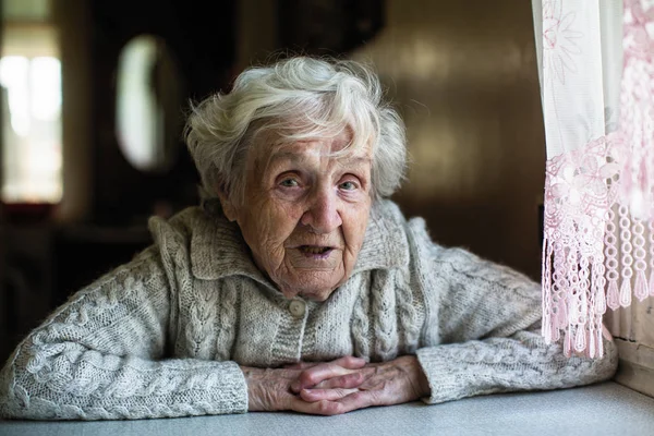 Grauhaarige Ältere Frau Die Die Kamera Blickt — Stockfoto