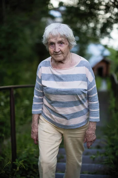 Een Oudere Vrouw Lopen Buiten — Stockfoto