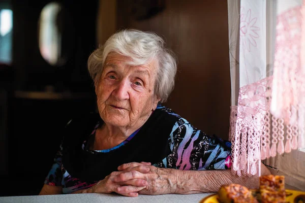 Onu Eve Bir Yaşlı Emekli Kadın Portresi — Stok fotoğraf