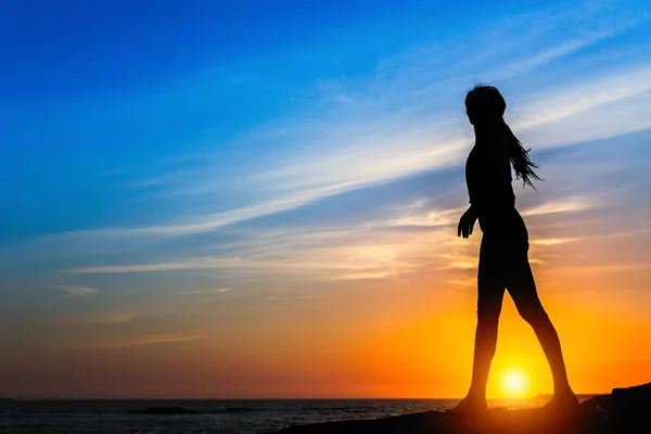 Silueta Mujer Delgada Costa Del Mar Durante Increíble Atardecer —  Fotos de Stock