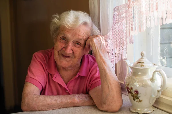 Πορτρέτο Του Ηλικιωμένη Γυναίκα Στο Σπίτι Της Στην Κουζίνα — Φωτογραφία Αρχείου