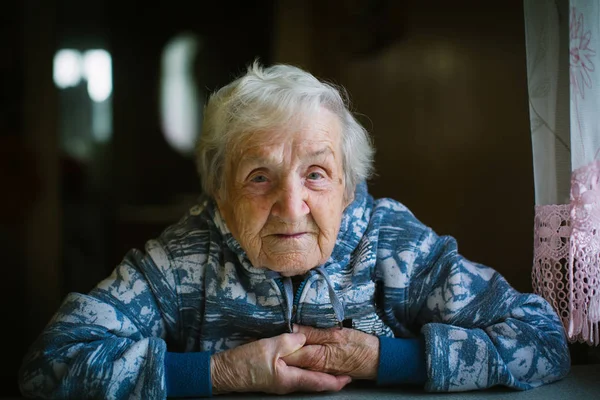 俄罗斯老年妇女画像在他的家 — 图库照片