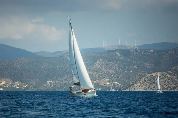 Żeglarstwa Luksusowy Jacht Jacht Morzu Egejskim Grecji — Zdjęcie stockowe