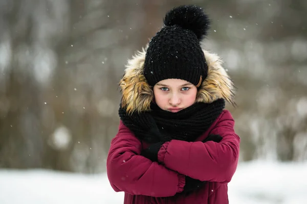 Ten Year Old Girl Oferuje Odkryty Niesamowite Zimą — Zdjęcie stockowe
