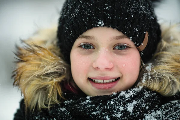 Vértes Egy Csodálatos Télen Szabadtéri Kislány Portréja — Stock Fotó