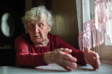 Masada oturan yaşlı kadın duyguların. 90 yaşında.