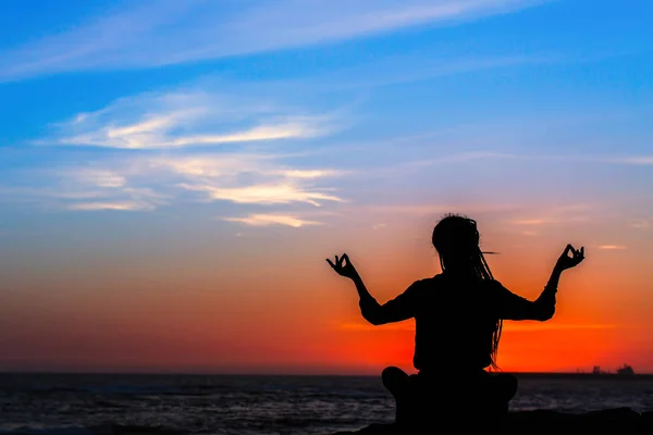 Okyanus Plaj Lotus Pozisyonda Şaşırtıcı Günbatımı Sırasında Meditasyon Yoga Siluet — Stok fotoğraf