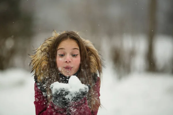 Kleines Mädchen Genießt Schnee Winter — Stockfoto