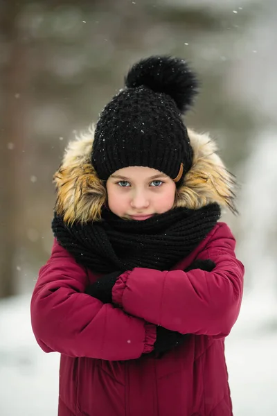 冬の雪で小さな少女の肖像画 — ストック写真