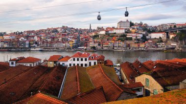 Görünüm Porto eski şehir ve Duoro Nehri, Portekiz.