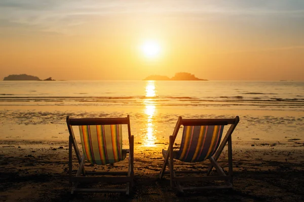 Espreguiçadeiras Praia Mar Durante Pôr Sol Incrível — Fotografia de Stock