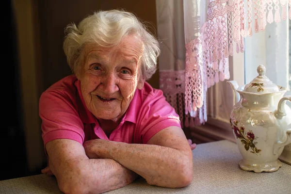 Retrato Uma Mulher Idosa Cozinha Sua Casa — Fotografia de Stock