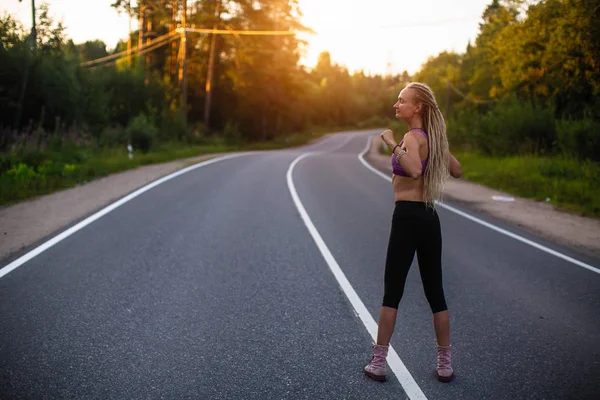 Runner Kobieta Blond Dredy Rozgrzewa Przed Jogging Droga — Zdjęcie stockowe