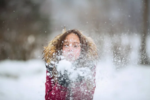感情子女の子が雪の冬に屋外で遊ぶ — ストック写真
