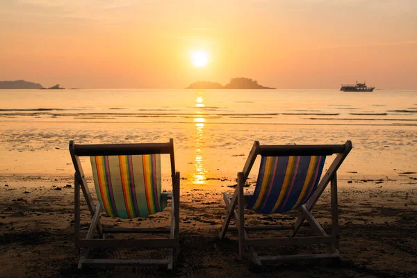 Ligstoelen Het Strand Zee Tijdens Zonsondergang — Stockfoto