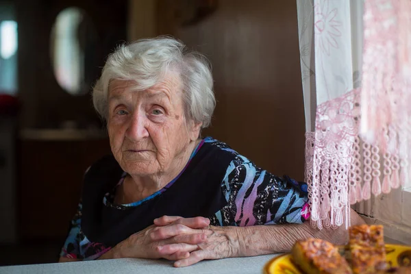 Retrato Una Anciana Tiene Desayuno Sentado Casa — Foto de Stock