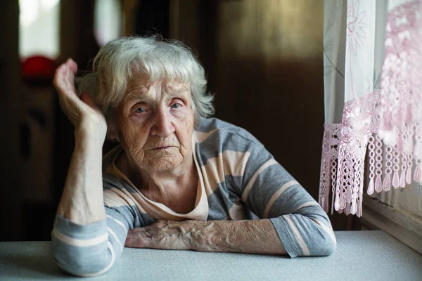 Retrato Uma Mulher Russa Aposentada Mesa Casa — Fotografia de Stock